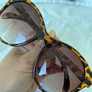 J.Crew
Tortoise Oversized Sunglasses
5.5"L x 5.5"W x 2"H